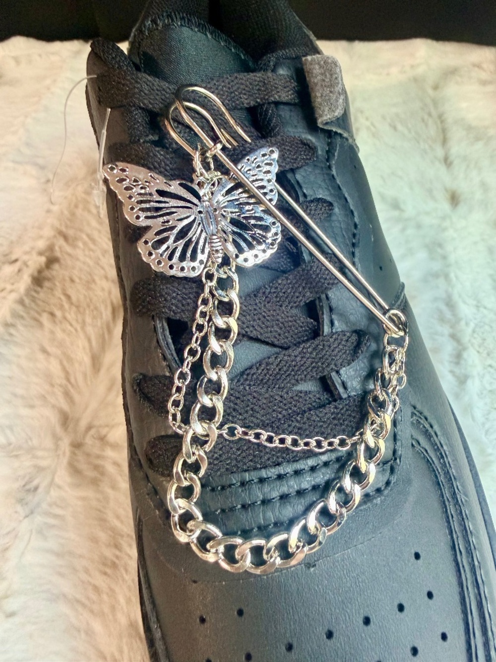 Berness Black Low-Top Sneakers With A Silver Butterfly Chain